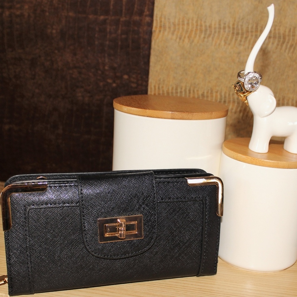 Crossbody Wallet in Black